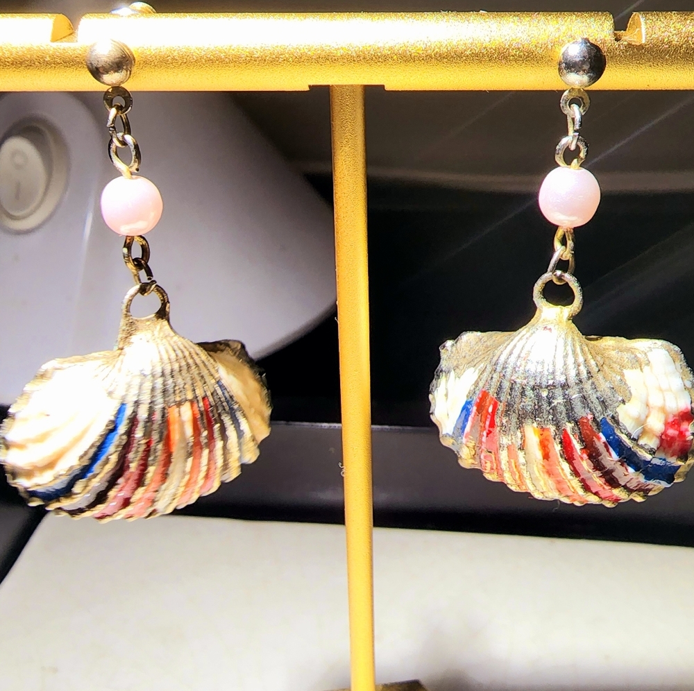 Vintage 1960s Multicolored pink bead clamshell post dangle earrings